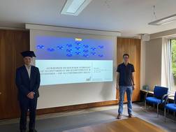 Dr. Stefan Tönnissen (links) nach erfolgreicher Disputation und Prof. Dr. Teuteberg - bei Einhaltung der Abstandsregelung Dr. Stefan Tönnissen (links) nach erfolgreicher Disputation und Prof. Dr. Teuteberg - bei Einhaltung der Abstandsregelung