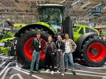 Moritz Fritschle, Gabi Waldhof, Marieke Baaken, Thomas Rellensmann in front of a tractor