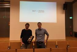 Nach der Übergabe einer kleinen Aufmerksamkeit (v.l.n.r.): Dr. Thomas Schüler & Michael Adelmeyer